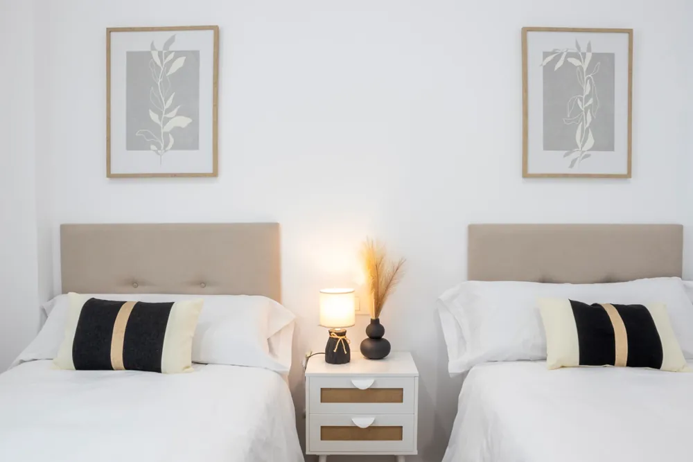 Dormitorio con dos camas: foto original con luz fría y plana