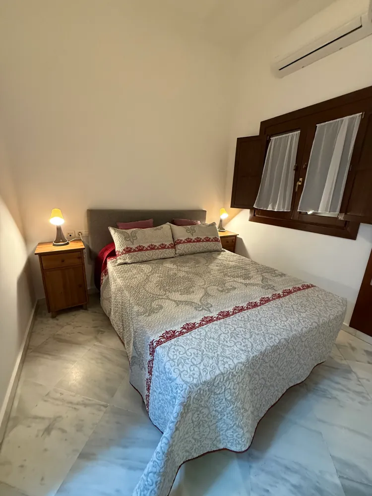 La misma habitación en la foto original del propietario, hecha con el móvil