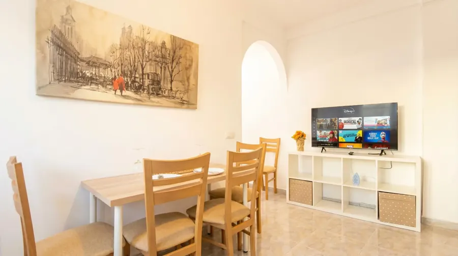 El mismo salón comedor tras la edición: más luminoso, colores limpios y encuadre más amplio